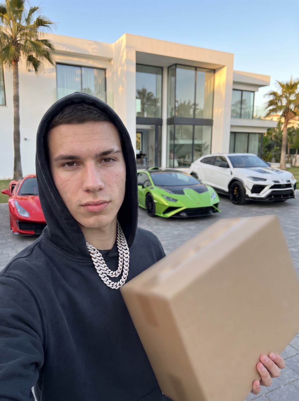 L'opérateur Darkify devant sa villa et son fleet de supercars avec son produit gagnant