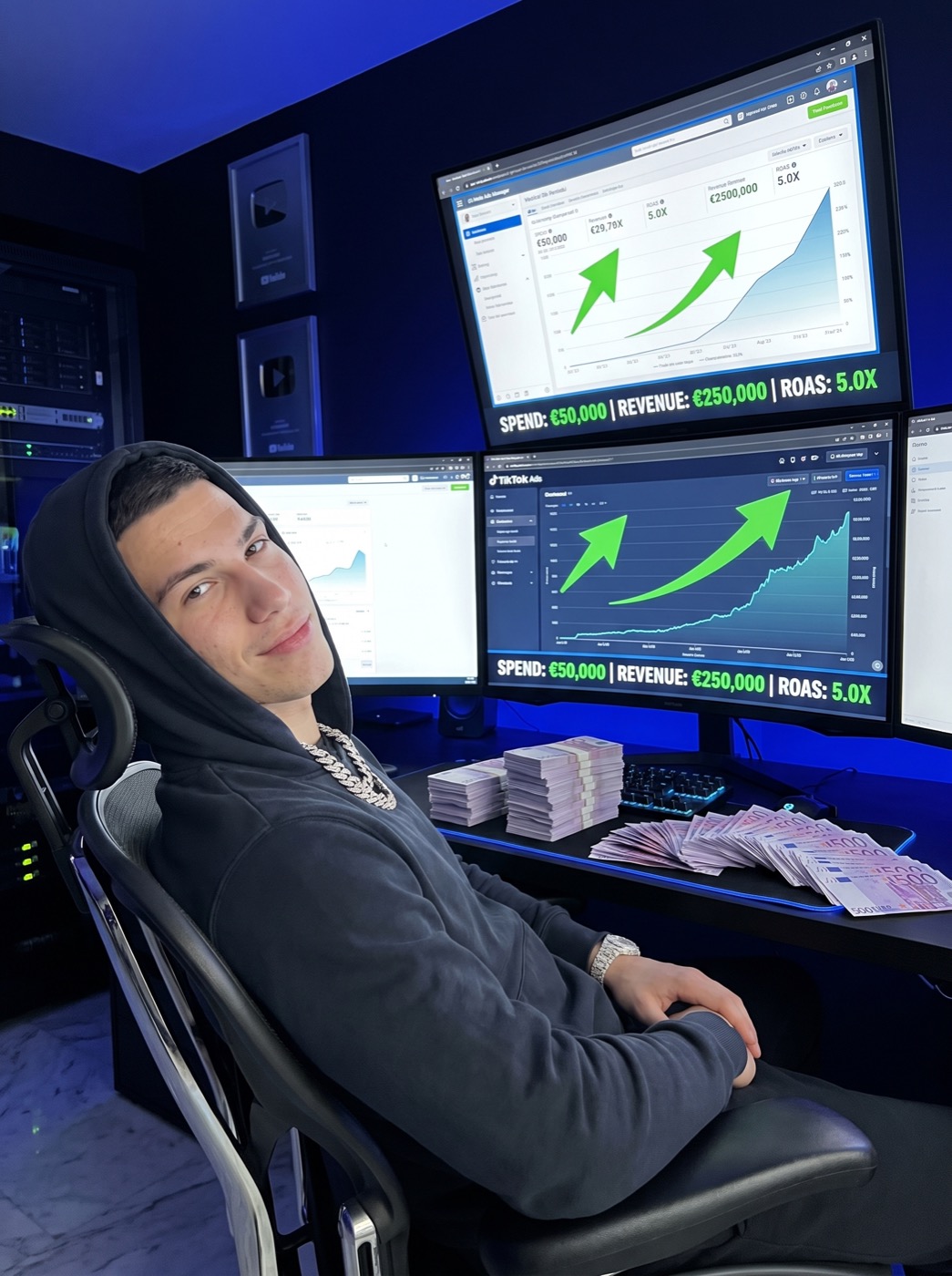 L'opérateur Darkify devant ses dashboards pub Meta/TikTok avec ROAS 5x et du cash