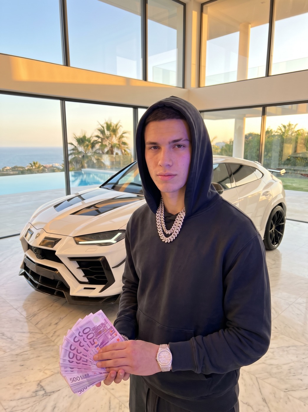 L'opérateur Darkify devant son Lamborghini Urus